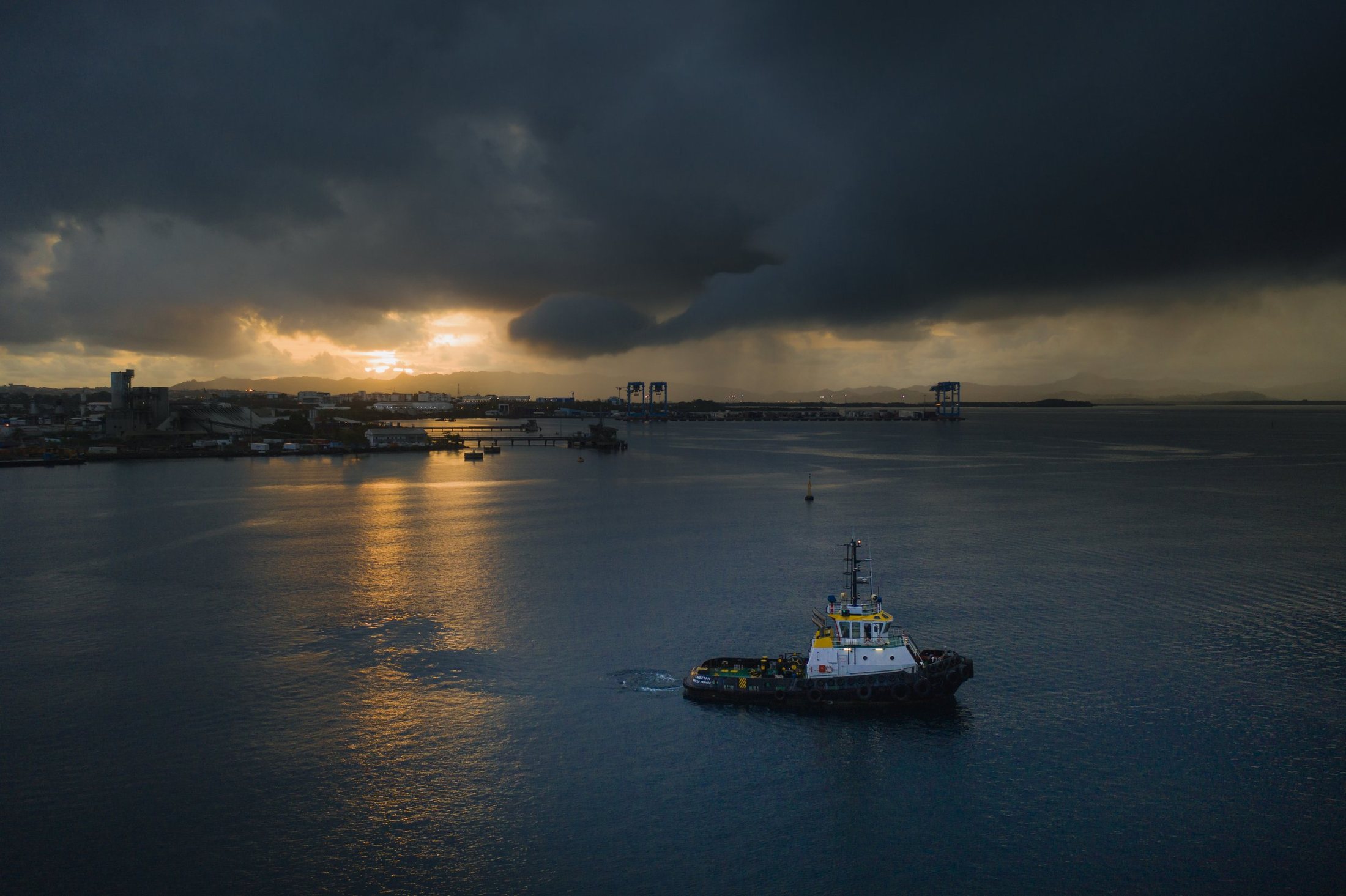 Remorqueur de la SOMARA dans la baie de Fort-de-France sous un ciel d'orage à l'aube — photographie Romain Cruse
