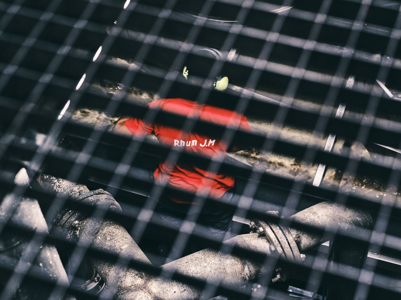 Détail du travail de la canne à la distillerie — photographie Romain Cruse