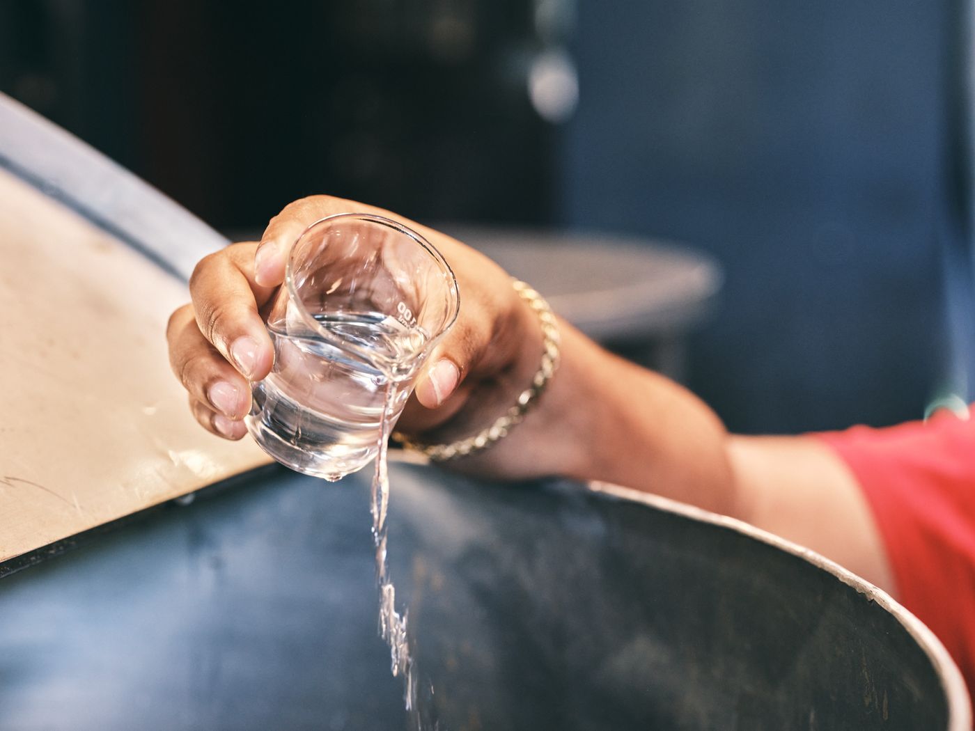 Le rhum versé au chai — photographie Romain Cruse