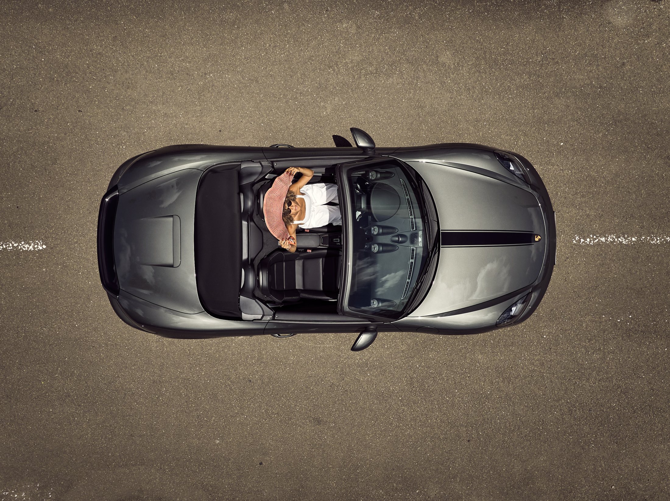 Vue aérienne à la verticale — jeune femme au chapeau dans un cabriolet, prise au drone — photographie Romain Cruse