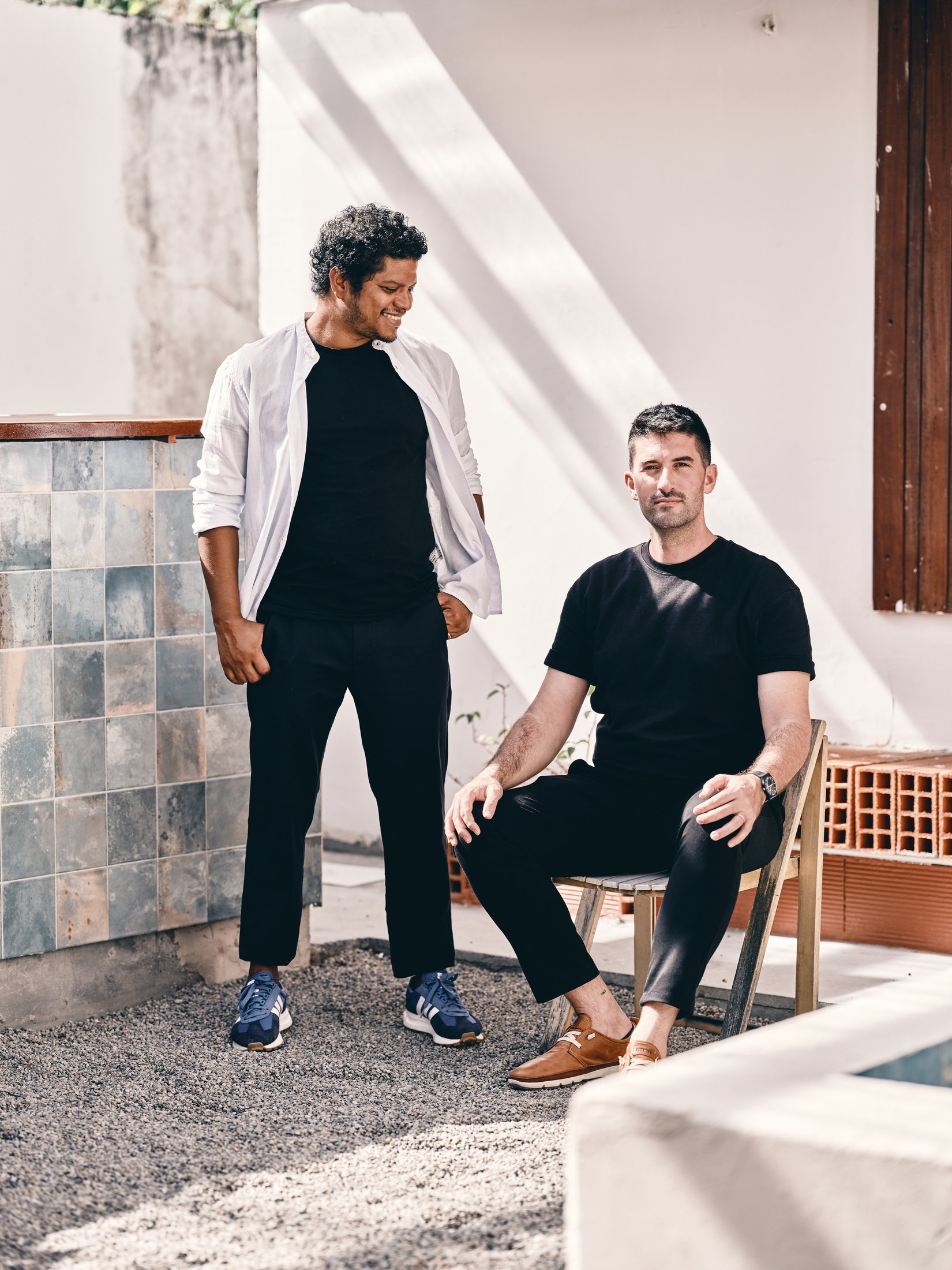 Portrait corporate — deux associés posant ensemble en extérieur — photographie Romain Cruse