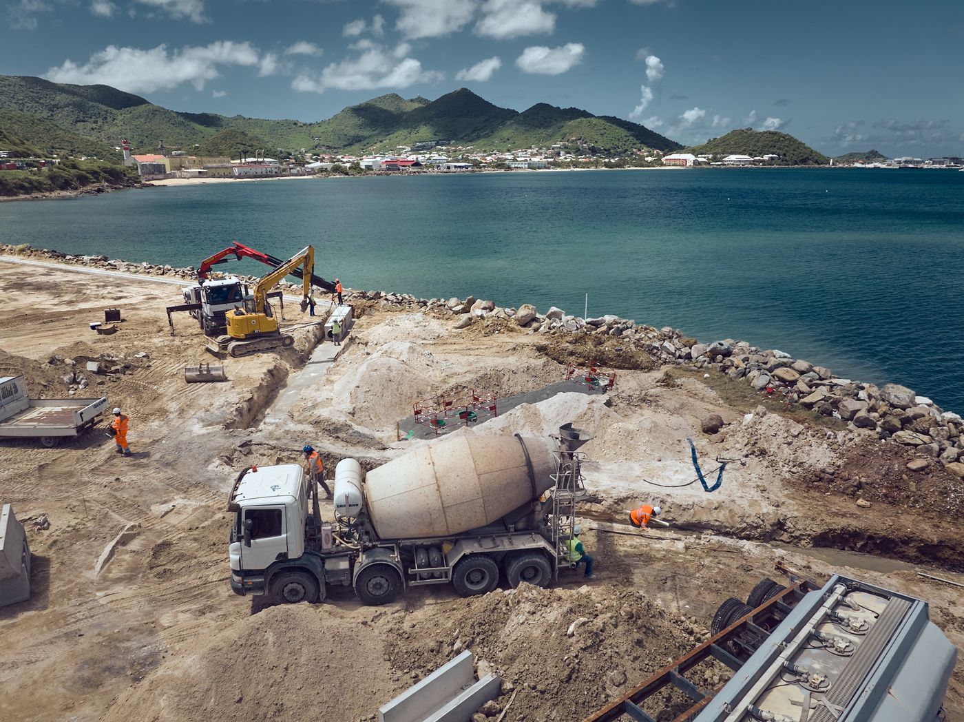 Chantier côtier, toupies à béton à pied d'œuvre — photographie Romain Cruse