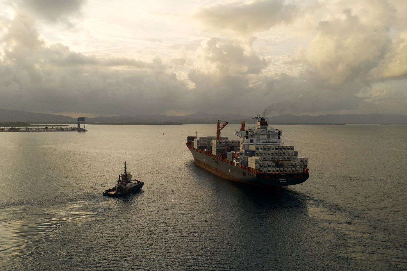 Porte-conteneurs assisté par les remorqueurs à l'entrée du port — photographie Romain Cruse
