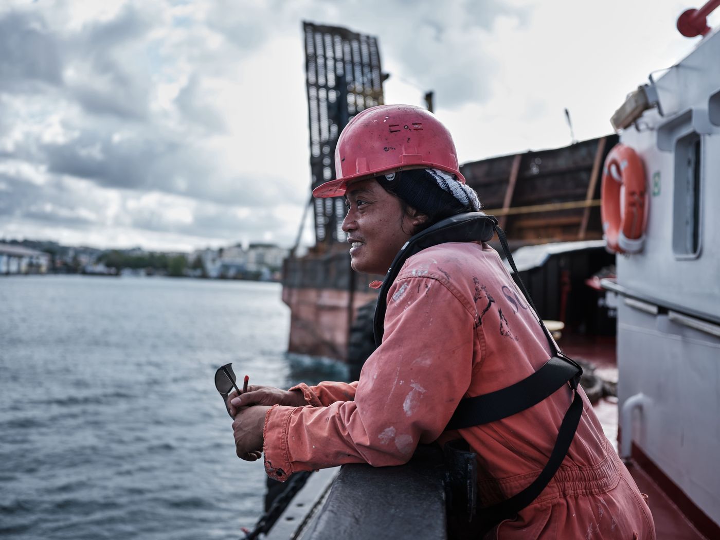 Marin d'un remorqueur en combinaison de travail, à bord — photographie Romain Cruse