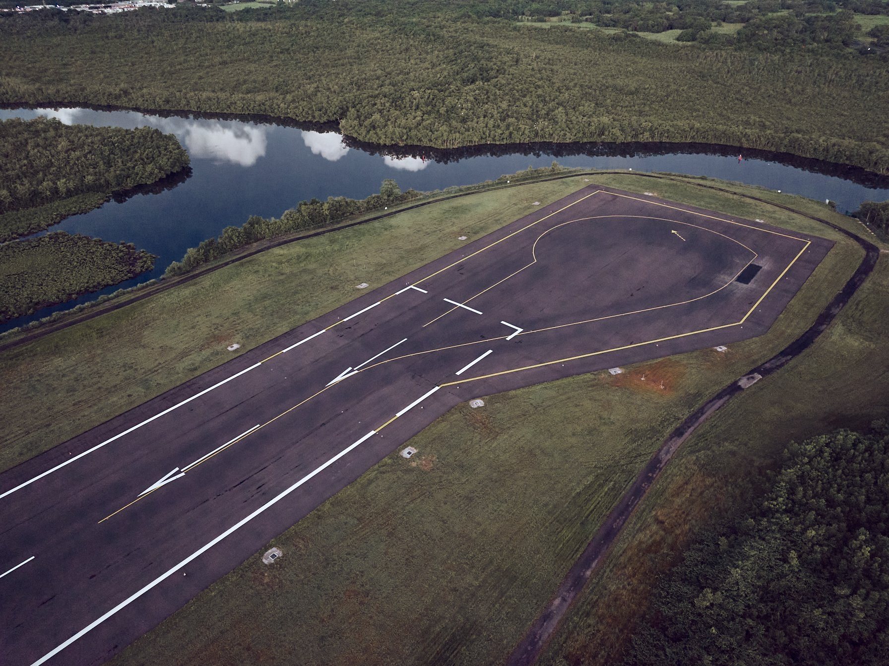 Vol de drone autorisé en zone réglementée — vue aérienne, Romain Cruse