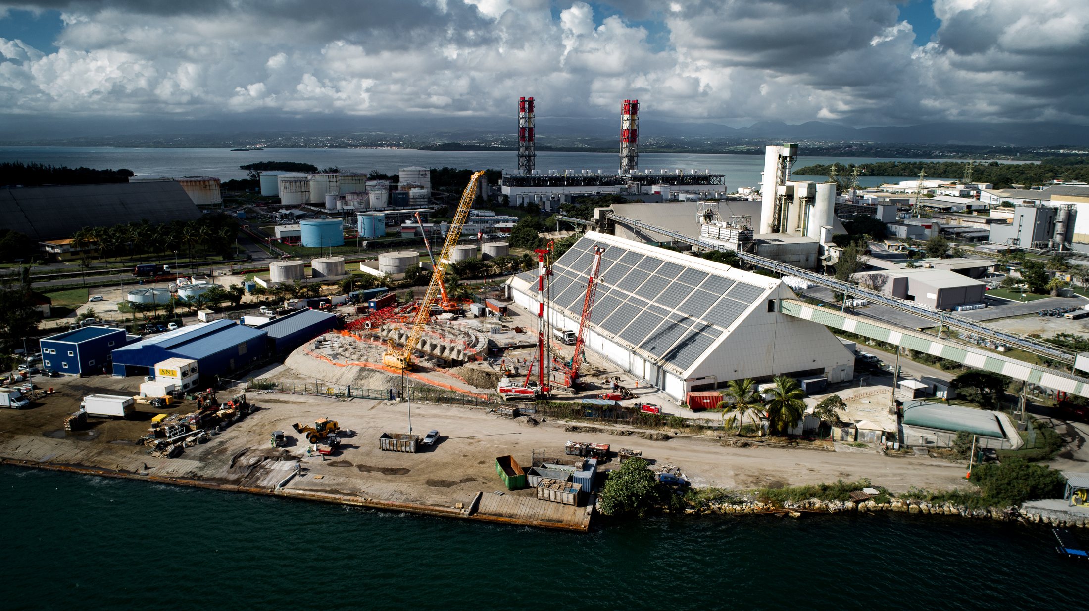 Chantier en zone portuaire industrielle, vu par drone lors d'un vol autorisé — photographie Romain Cruse