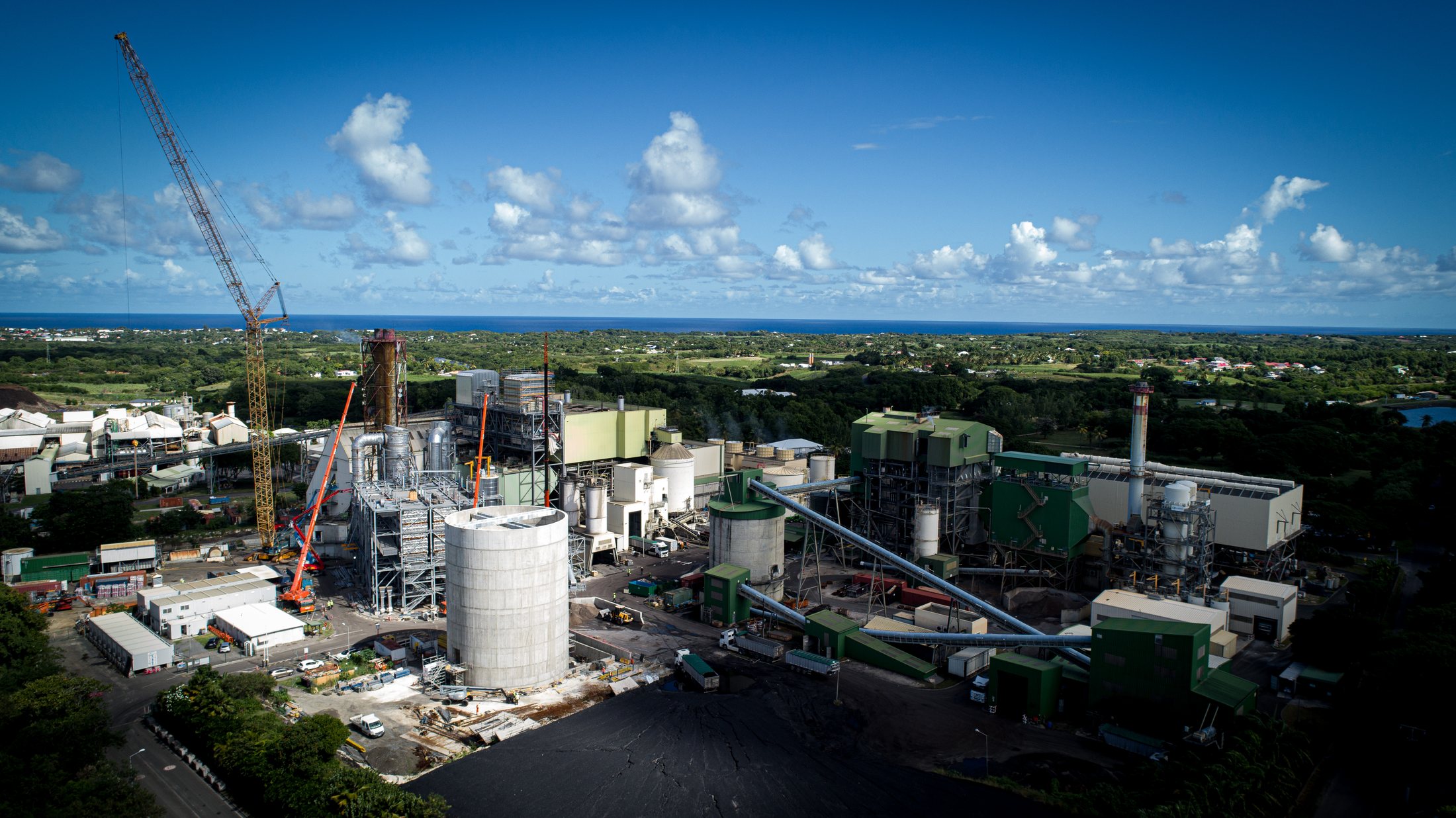 Site de production d'énergie en travaux, vu par drone lors d'un vol autorisé — photographie Romain Cruse